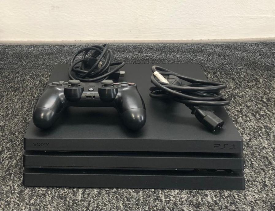PLAYSTATION 4 Pro 1TB (PS4) + 2 IGRE. R1/ RATE!