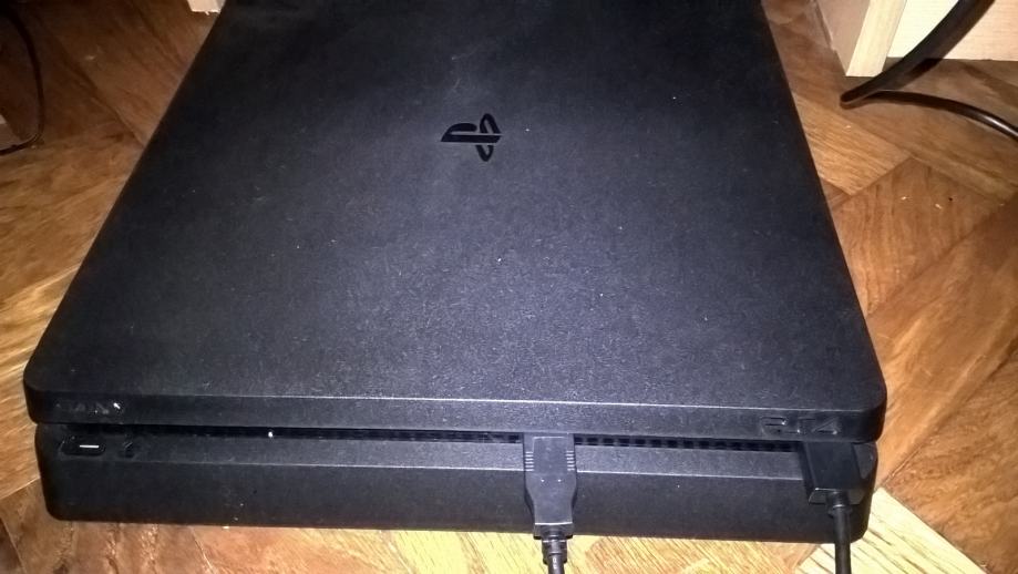 Prodajem PlayStation 4 slim 500GB ili mjenjam za PS4 pro uz nadoplatu