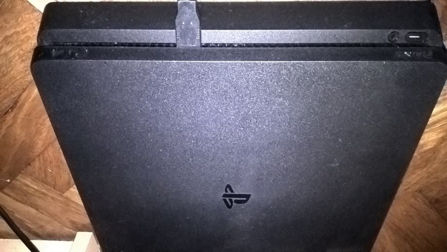 Prodajem PlayStation 4 slim 500GB ili mjenjam za PS4 pro uz nadoplatu
