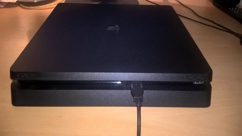 Prodajem PlayStation 4 slim 500GB ili mjenjam za PS4 pro uz nadoplatu