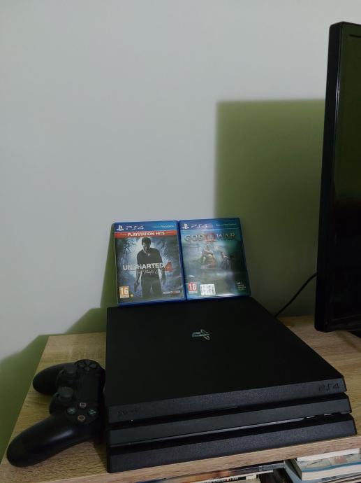 PS4 Pro 1TB + Dvije igre (God of War i Uncharted 4)