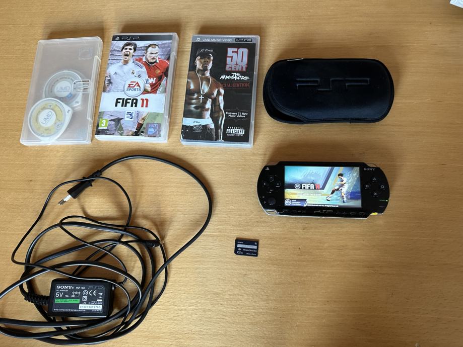 Playstation portable PSP-1004,potpuno ispravno,4 igrice,oprema !