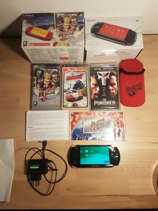 PSP 3004-PB +Memorijska,futrola,2 igre i film