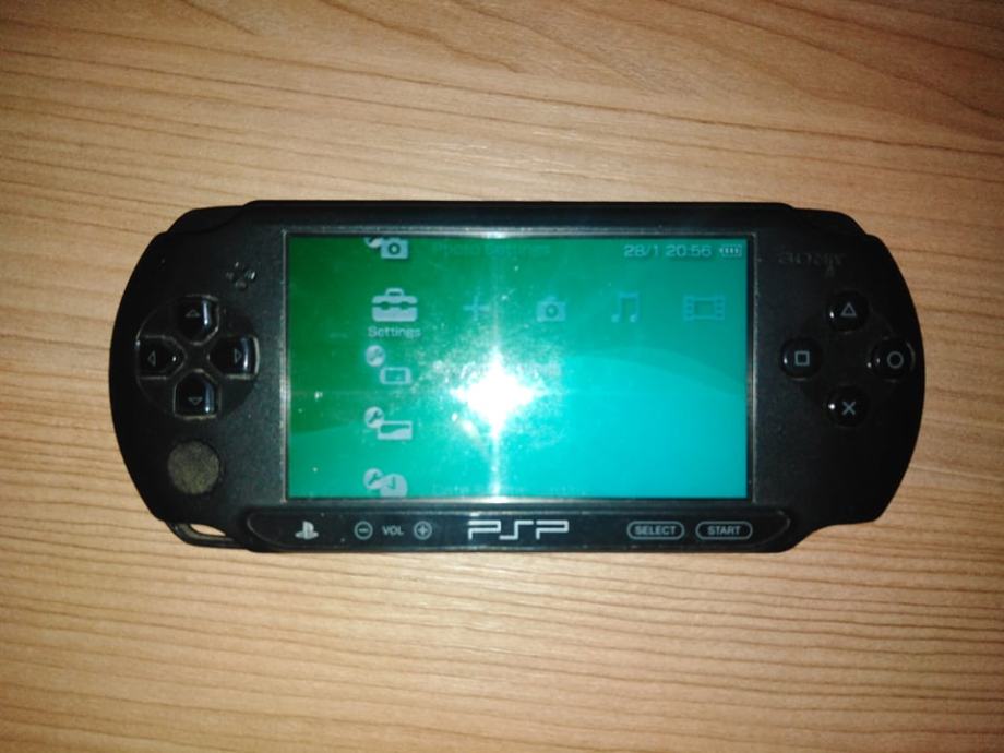 Psp ,8 igrica i memory stick pro duo 2gb