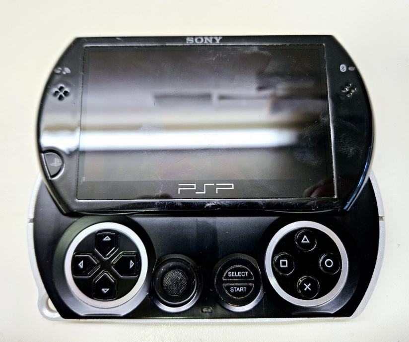 PSP Sony GO + original punjač + zaštitna futrola