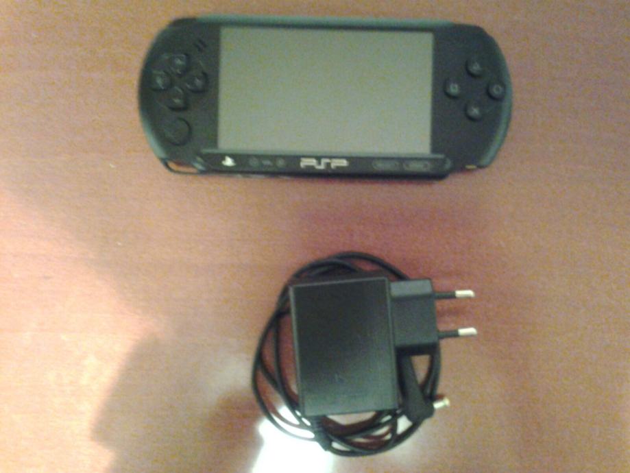 SONY PSPE1004 STREET + 4 ORIGINAL IGRICE