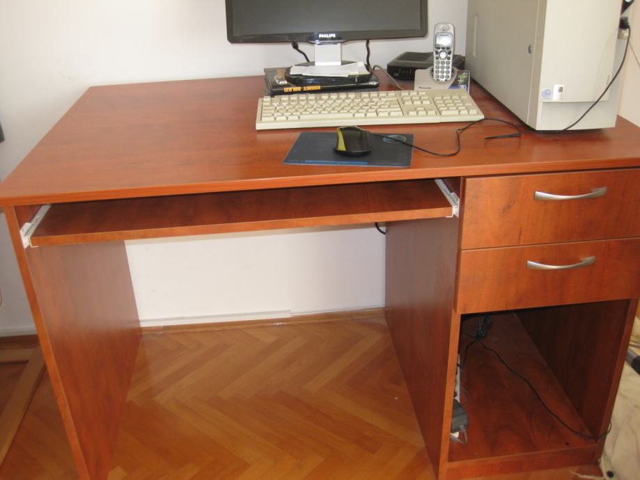 HITNO I POVOLJNO Radni stol u izvrsnom stanju