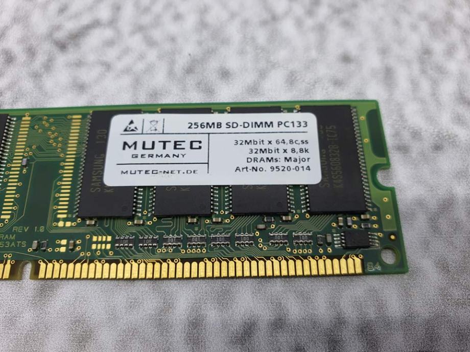 Barrette RAM SDRAM 256 MB PC133 DIMM - Marque Wilk - Occasion Très Bon État