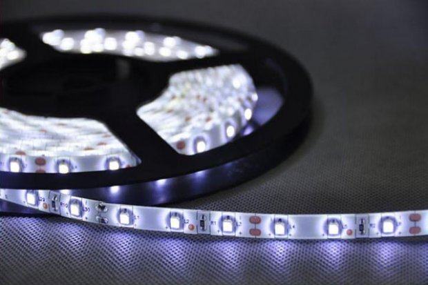 LED traka 5m bijela 300 600 dioda 11 tipki RF daljinski napajanje