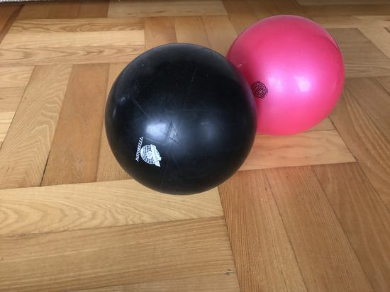 Dvije lopte za rimičku gimnastiku