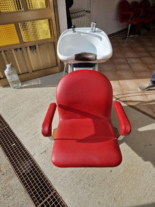 Pietranera glavoper s stolicom + 6 frizerskih stolica +pomocna stolica