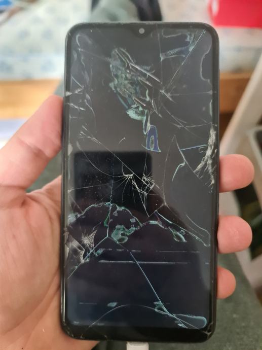 Samsung A10, razbijen ekran