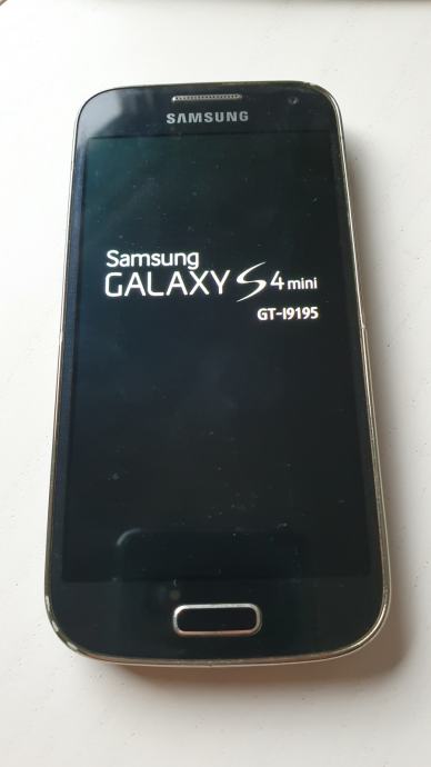 Samsung Galaxy S4 mini sa zaštitnom futrolom
