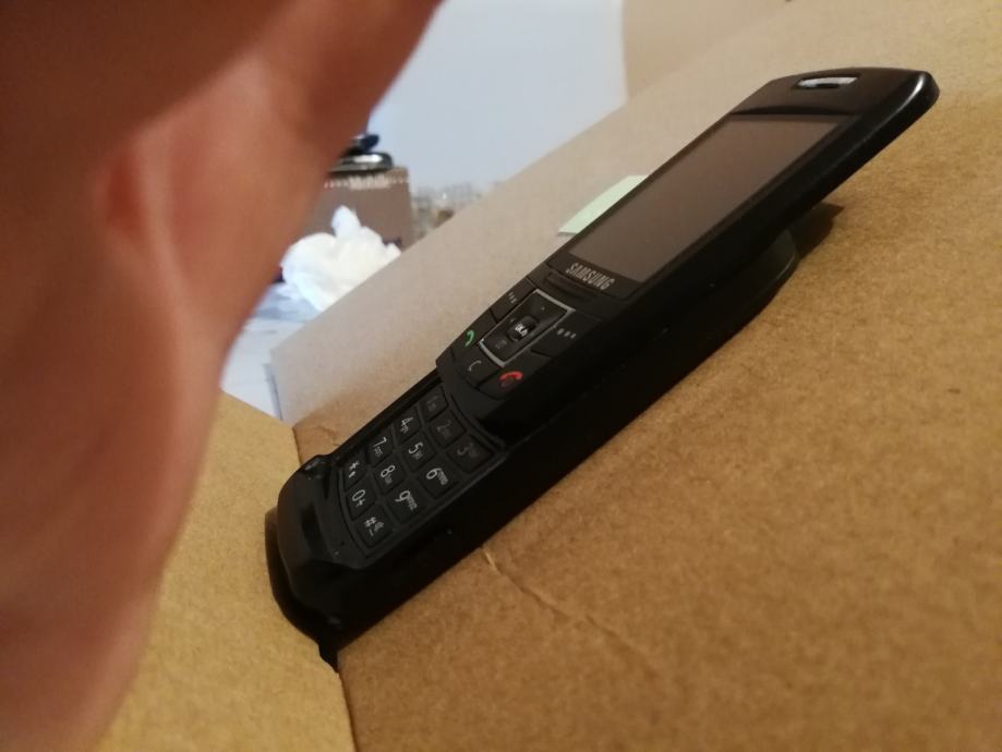samsung-e250i-u-odli-nom-stanju-na-sve-mre-e-black-edition-kao-nov