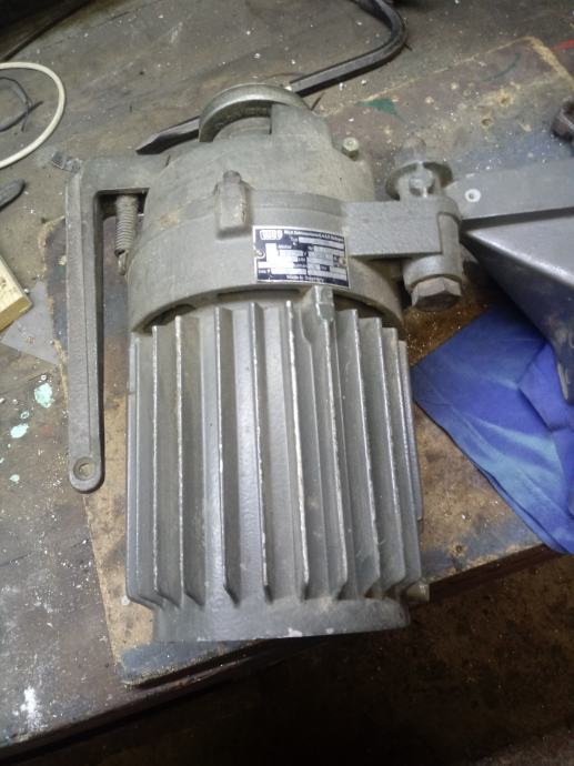 MOTOR ZA ŠIVAĆU MAŠINU S KVAČILOM