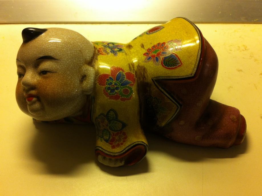 Kineske porculanske skulpture "Dječak" i "Mačak"