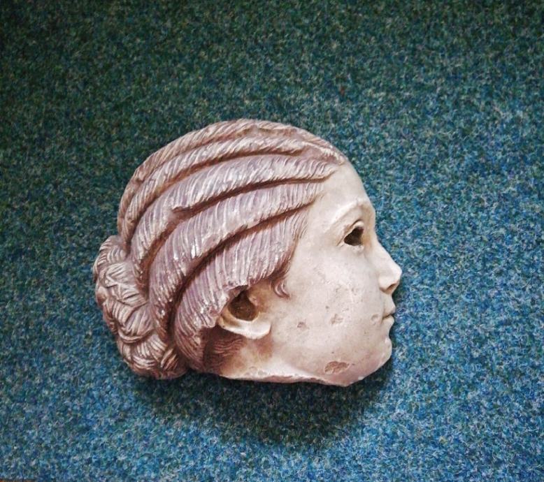 Skulptura ženske glave (profil)