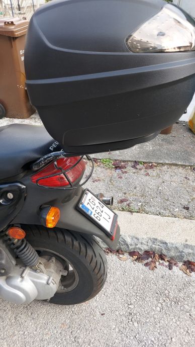 Compatible Avec Peugeot Trekker 50 Off Road Valise Top Case 28 Litres Coffre En POLYPROPYLÈNE Complet Avec Plaque ET KIT DE Montage Porte-Bagages Moto Scooter CAPACITÉ 2 Casques Noir