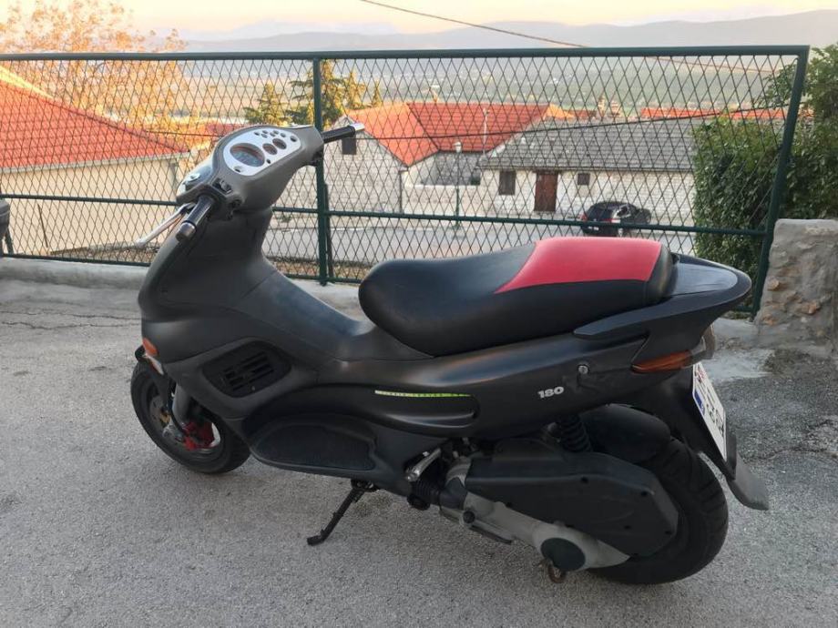 thumbnail interactive-video image 1 of ORIGINAL BLACK SADDLE – Piaggio/Gilera Runner 180 VXR – OEM CM005501 1 of 5