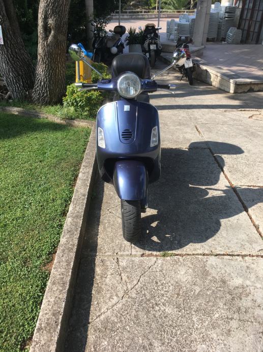 Profil de bord de bouclier gauche d'origine Piaggio pour Vespa LX 4T FL