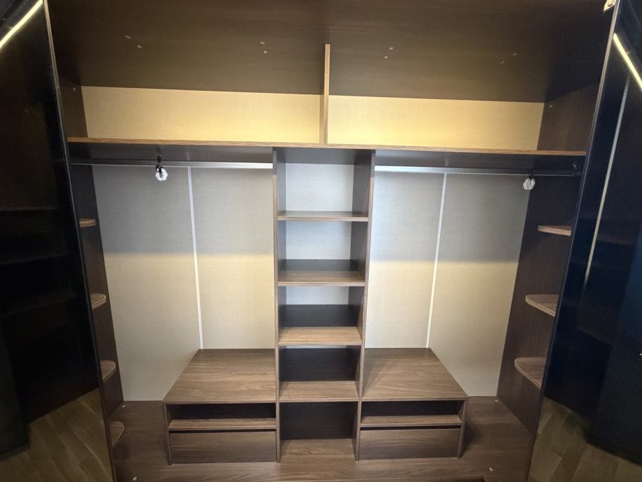 Walk In Ormar Ugradbeni walk-in ormar po mjeri 280x205 cm – LED rasvjeta, staklene f