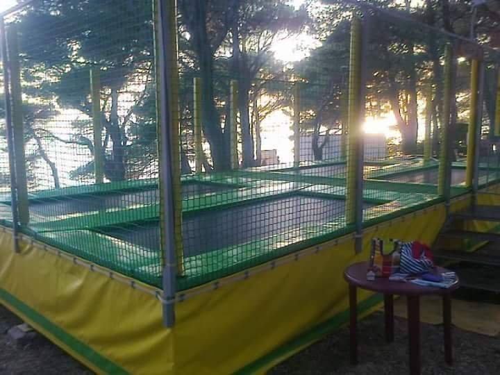 trampolin 4 polja, kao nov, korišten 3 sezone