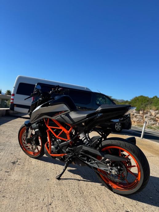 KTM Duke 390 375 cm3, 2022 god.