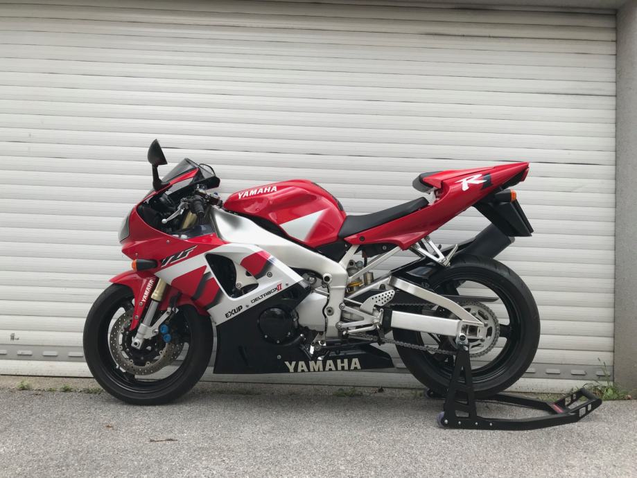 Yamaha R1, 2000 god.