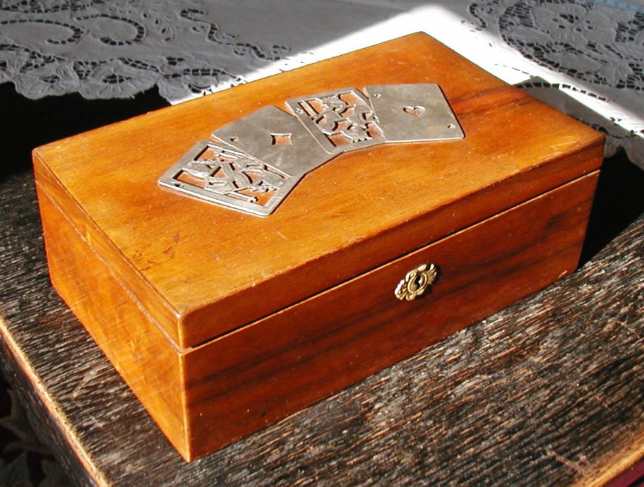 Drvena kutija za karte sa srebrnim kartama na poklopcu