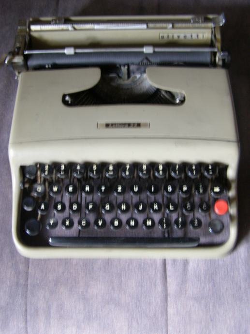 Olivetti pisaća mašina s kraja šesdesetih godina