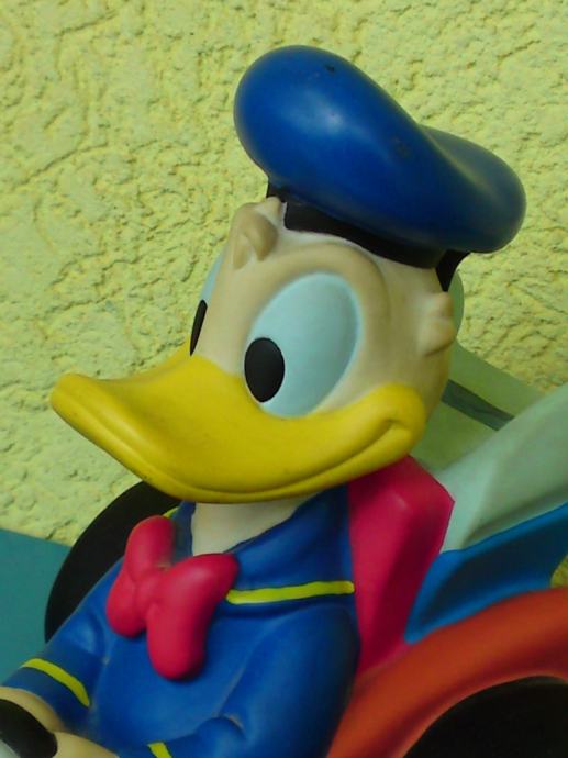 PAŠKO PATAK (DONALD DUCK) U AUTU KASICA WALT DISNEY