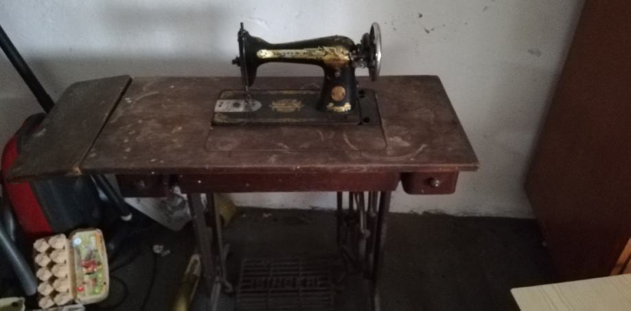 Prodajem dvije stare šivaće mašine Singerica i Bagat