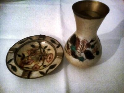 Mesingan,krasno oslikan komplet vaza i pepeljara