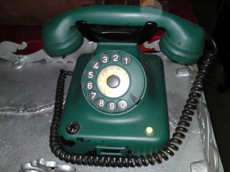 RETRO ZELENI TELEFON IZ 1960 - i NEKE.