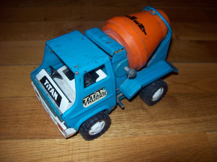 Stara dječja igračka - Kamion mixer