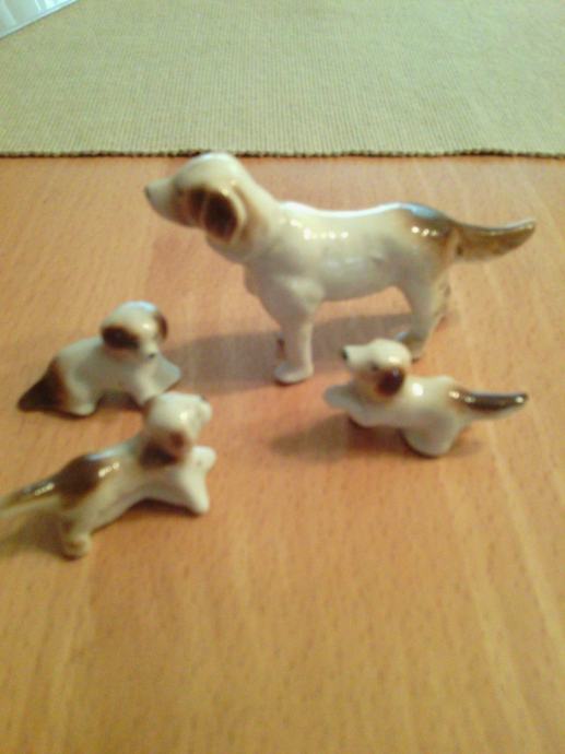 stare porculanske figure kuje sa šteničima