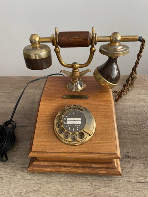Stari dekorativni telefon