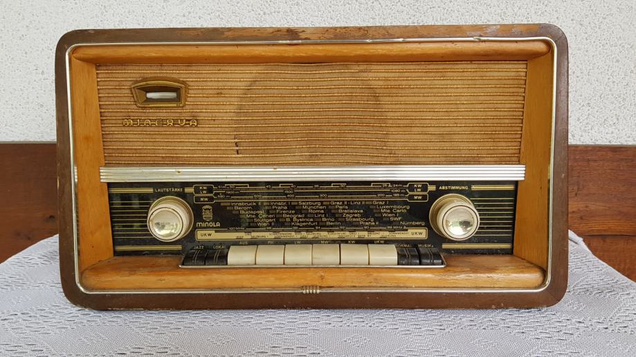 Stari radio Minerva Minola
