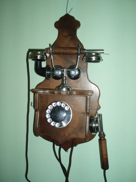 Stari zidni telefon