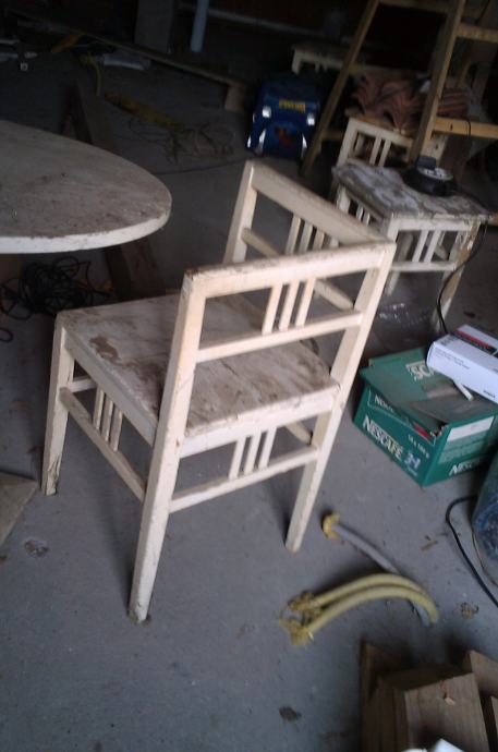 Starinski stol i dvije stolice