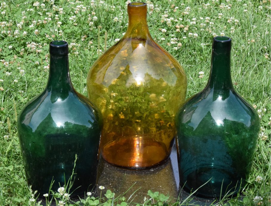 Tri stare staklene boce - demižon - bocuni, zeleno i smeđe staklo