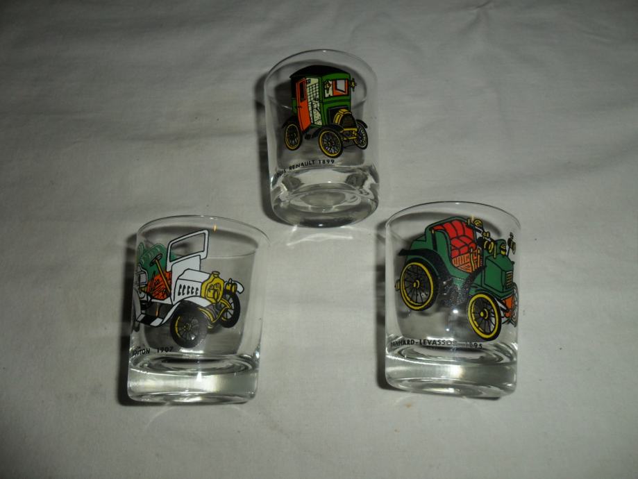 tri starinske čašice sa motivima auta
