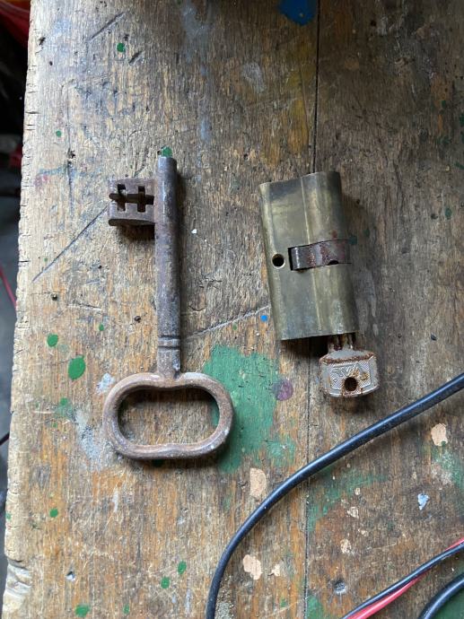 Zanimljivi veliki stari ključ za staru kapiju