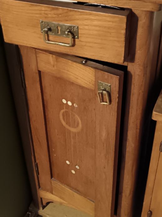 Jedan starinski drveni ormarić za 50€ prodajem