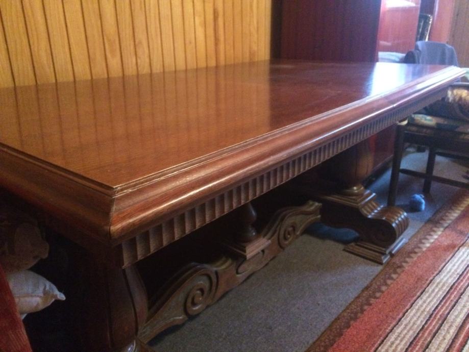 Masivni stilski  hrastovi trpezariski stol