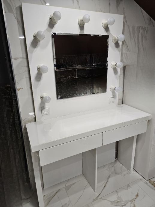 Stol za šminkanje sa ogledalom i rasvjetom