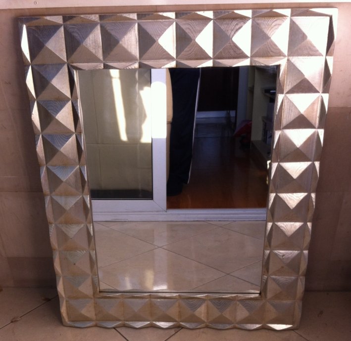 Veliko ogledalo sa unikatnim okvirom, dimenzije: 100 x 85 cm