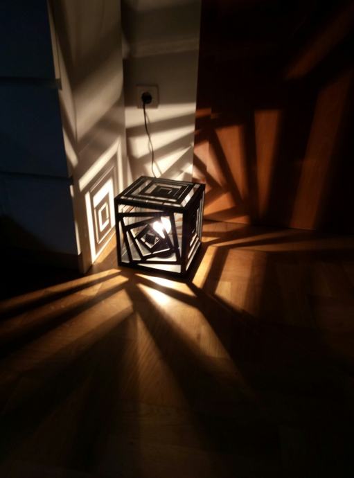 Unikatna drvena stolna lampa