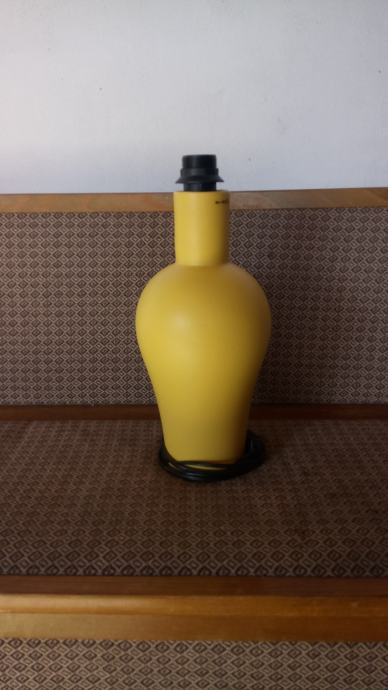 Žuta sobna lampa