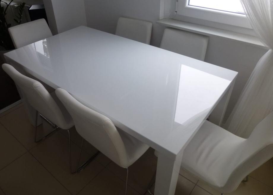 Bijeli stol